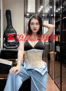 Huyền phi sử dụng Đai Latex Huyền Phi sau sinh